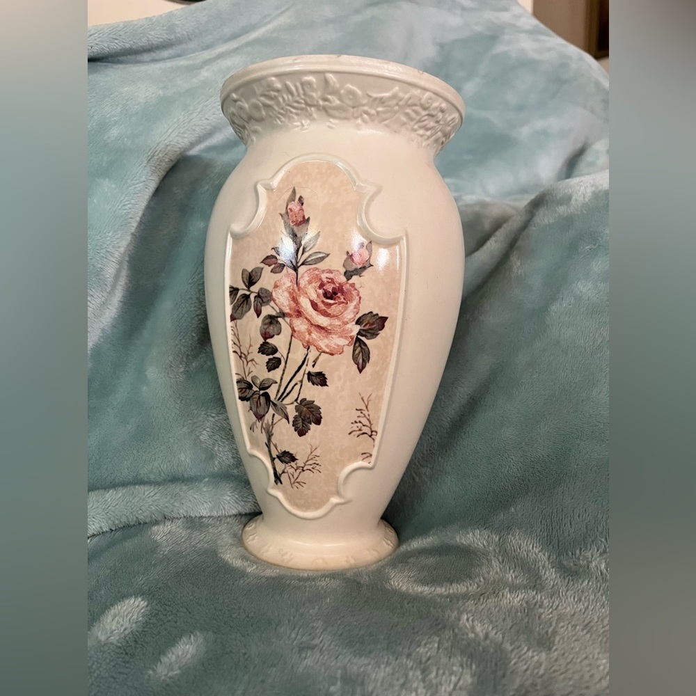 Beautiful vase, 91/2 tall opening is about 31/2"'s the flair is about 5"'s